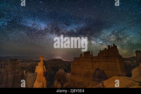 The Milky Way low in the sky over Thir's Hammer below Sunset Point in Bryce Canyon National Park, Utah. Stock Photo
