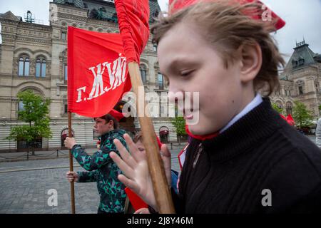 Moscow, Russia. 21st May, 2017. Children attend the official ceremony of tying red scarves around their necks, symbolizing their initiation into the Young Pioneer Youth communist group, created in the Soviet Union for children 10-14 years old, in Moscow's Red square on May 21, 2017. Some three thousands pioneers took part in the ceremony Stock Photo