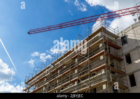 Shell construction of an apartment building with scaffolding and crane in Bad Homburg (Vickers - Areal) near Frankfurt am Main Stock Photo