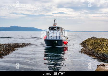 Tourist boat arrives at landing stage on the Isle of Staffa, Inner Hebrides, Scotland, UK Stock Photo