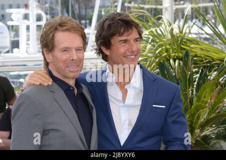 May 18, 2022, CANNES, France: CANNES, FRANCE - MAY 18: Jerry Bruckheimer and Tom Cruise attend the photocall of ''Top Gun: Maverick'' during the 75th annual Cannes film festival at Palais des Festivals on May 18, 2022 in Cannes, France. (Credit Image: © Frederick Injimbert/ZUMA Press Wire) Stock Photo