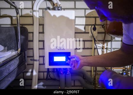 2022-05-19 14:23:34 DRACHTEN - A combination of a central heating system  with a heat pump. From 2026, homeowners will be obliged to have a hybrid  heat pump installed or a sustainable alternative, such as a fully electric  heat pump or connection to the ...