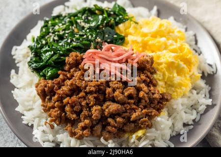 https://l450v.alamy.com/450v/2j90ha6/homemade-japanese-sanshoku-don-chicken-rice-bowl-with-egg-and-spinach-2j90ha6.jpg