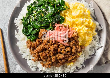 https://l450v.alamy.com/450v/2j90hb0/homemade-japanese-sanshoku-don-chicken-rice-bowl-with-egg-and-spinach-2j90hb0.jpg