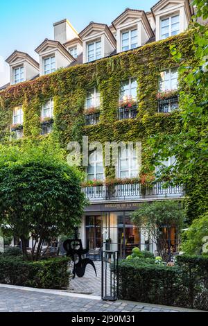 Courtyard entry to luxury Hotel - Le Pavillon de la Reine, Paris, France Stock Photo