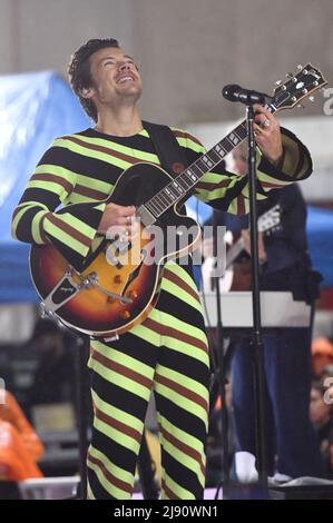 New York, USA. 19th May, 2022. Harry Styles performs on NBC's 'Today' at Rockefeller Plaza in New York, NY, May 19, 2022. (Photo by Anthony Behar/Sipa USA) Credit: Sipa USA/Alamy Live News Stock Photo