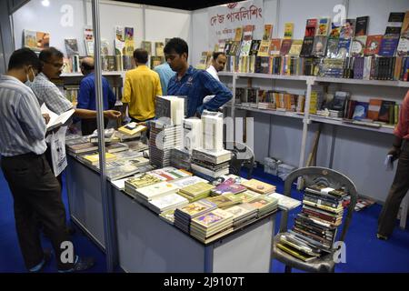 Kolkata, India. 19th May, 2022. People walk the 3rd Kolkata District Book Fair (14th to 20th May, 2022) which is organized by the Directorate of Library Services, Govt. of West Bengal in Kolkata, India, on May 19, 2022. Around 74 publishers appeared at this fair with their Bengali, English, Hindi and Urdu publications. (Photo by Pacific Press/Sipa USA) Credit: Sipa USA/Alamy Live News Stock Photo