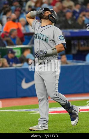 Eugenio Suárez hits 200th MLB home run for Seattle Mariners in Toronto