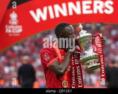 Liverpool's Naby Keita kisses the trophy following the Emirates FA Cup final at Wembley Stadium, London. Picture date: Saturday May 14, 2022. Stock Photo