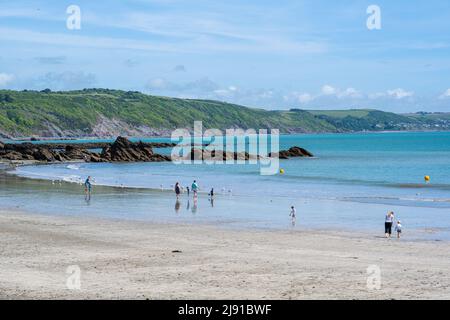 Looe, Cornwall, UK. 19th May, 2022. UK Weather: Glorious sunshine and blue skies at the Cornish seaside resort of Looe this afternoon. The pretty coastal town looked picture perfect in the sunny weather. Credit: Celia McMahon/Alamy Live News Stock Photo