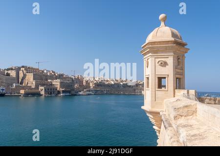 Guard Tower and View Of Valletta and Grand Harbour, Gardjola Gardens, Senglea (L'Isla), The Three Cities, Malta Stock Photo