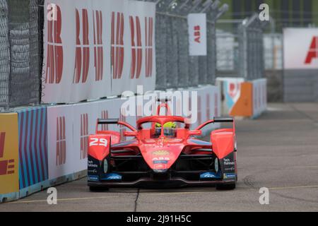 Berlin, Germany, May 14th, 2022. 2022 Shell Recharge Berlin E-Prix, Round 7 of the 2021-22 ABB FIA Formula E World Championship, Tempelhof Airport Circuit in Berlin, Germany  Pictured:  #29 Alexander SIMS (GBR) of Mahindra Racing during qualifying session   © Piotr Zajac/Alamy Live News Stock Photo