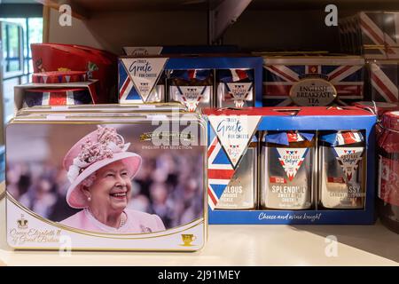 Platinum Jubilee souvenir teas and foods on sale in a farm shop, May 2022, England, UK Stock Photo