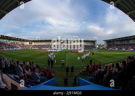 Warrington, UK. 19th May, 2022. The two teams line up for the start of the game in Warrington, United Kingdom on 5/19/2022. (Photo by James Heaton/News Images/Sipa USA) Credit: Sipa USA/Alamy Live News Stock Photo