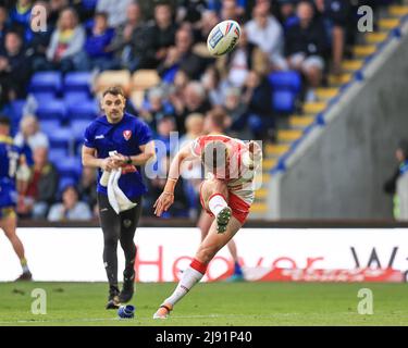 Warrington, UK. 19th May, 2022. Tommy Makinson #2 of St Helens converts for a goal in Warrington, United Kingdom on 5/19/2022. (Photo by Mark Cosgrove/News Images/Sipa USA) Credit: Sipa USA/Alamy Live News Stock Photo