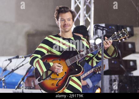 NEW YORK - MAY 19: Singer Harry Styles performs on NBC's 'TODAY' Show at Rockefeller Plaza on May 19, 2022 in New York City. Stock Photo