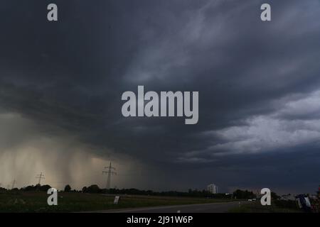 Fellbach Schmiden, Germany. 19th May, 2022. Dark storm clouds loom over the land. Credit: Andreas Rosar/dpa/Alamy Live News