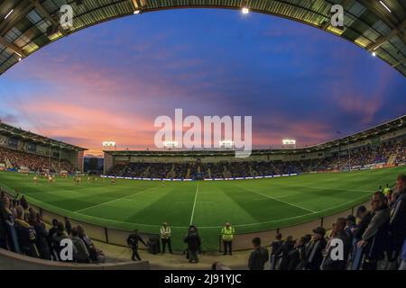 Warrington, UK. 19th May, 2022. A sunset over the Halliwell Jones Stadium during the game in Warrington, United Kingdom on 5/19/2022. (Photo by Mark Cosgrove/News Images/Sipa USA) Credit: Sipa USA/Alamy Live News Stock Photo