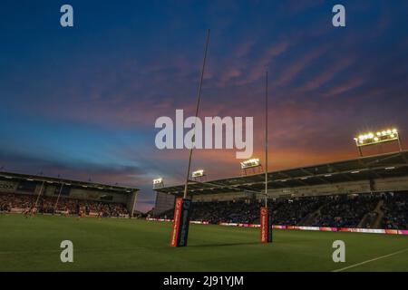 Warrington, UK. 19th May, 2022. A sunset over the Halliwell Jones Stadium during the game in Warrington, United Kingdom on 5/19/2022. (Photo by Mark Cosgrove/News Images/Sipa USA) Credit: Sipa USA/Alamy Live News Stock Photo