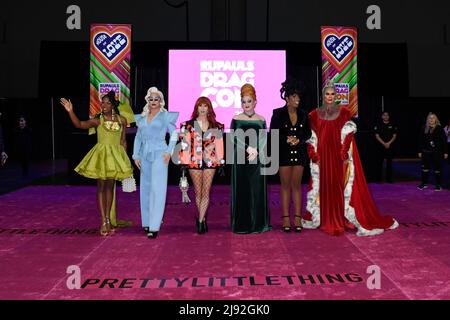 (From L) Shea Coule, The Vivienne, Trinity The Tuck, Jinkx Monsoon, Monet X Change, and Raja attend the Pink Ribbon Cutting with the cast of RuPaul's Drag Race All Stars Season 7 at the 2022 Rupaul DragCon, Day 1, held at the LA Convention Center in Los Angeles, California, Friday, May 13, 2022.  Photo by Jennifer Graylock-Graylock.com 917-519-7666 Stock Photo