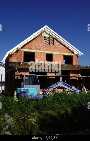 02.09.2021, Iffezheim, Baden-Wuerttemberg, Germany - Family house under construction. 00S210902D588CAROEX.JPG [MODEL RELEASE: NO, PROPERTY RELEASE: NO Stock Photo