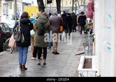 11.12.2021, Berlin, , Germany - People line up in front of a Corona testing station. 00S211211D643CAROEX.JPG [MODEL RELEASE: NO, PROPERTY RELEASE: NO Stock Photo