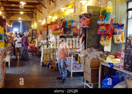 22.02.2022, Doha, , Qatar - People in the Souq Waqif. 00S220222D365CAROEX.JPG [MODEL RELEASE: NO, PROPERTY RELEASE: NO (c) caro images / Sorge, http:/ Stock Photo