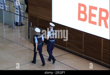 08.03.2022, Schoenefeld, Brandenburg, Germany - Police officers patrolling in Terminal 1 of BER Airport. 00S220308D797CAROEX.JPG [MODEL RELEASE: NO, P Stock Photo