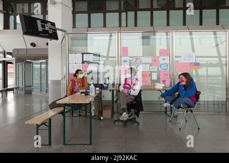 01.04.2022, Berlin, Berlin, Germany - DEU - Ukraine arrival center at Tegler airport. Ukrainian war refugees are distributed to the federal states acc Stock Photo