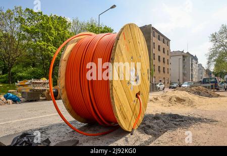 23.04.2022, Duisburg, North Rhine-Westphalia, Germany - Internet broadband expansion, construction site laying of fiber optic cable, cable drum with f Stock Photo