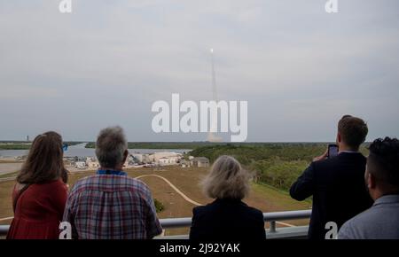 Florida, US, 19/05/2022, NASA Deputy Administrator Pam Melroy, second from right, watches as a United Launch Alliance Atlas V rocket with BoeingÕs CST-100 Starliner spacecraft aboard launches from Space Launch Complex 41 at Cape Canaveral Space Force Station, Thursday, May 19, 2022, from NASAÕs Kennedy Space Center in Florida. BoeingÕs Orbital Flight Test-2 (OFT-2) is StarlinerÕs second uncrewed flight test and will dock to the International Space Station as part of NASA's Commercial Crew Program. OFT-2 launched at 6:54 p.m. ET, and will serve as an end-to-end test of the system's capabilities Stock Photo