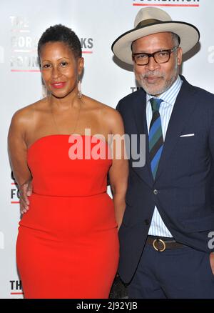 New York, USA. 19th May, 2022. L-R: Leslie Parks Bailey and Radcliffe Bailey attendThe Gordon Parks Foundation Annual Awards Dinner 2022 at Cipriani 42nd Street in New York, NY on May 19, 2022. (Photo by Stephen Smith/SIPA USA) Credit: Sipa USA/Alamy Live News Stock Photo