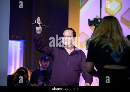 Hamburg, Germany. 18th May, 2022. Director Quentin Tarantino comes waving on stage. The OMR digital festival in Hamburg is a combination of trade fair, workshops and party. Credit: Jonas Walzberg/dpa/Alamy Live News Stock Photo
