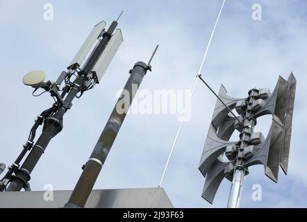 Teltow, Germany. 17th May, 2022. An alarm siren (r) is mounted on the roof of an apartment building owned by Wohnungsbaugesellschaft Teltow (WGT) next to mobile phone antennas. Credit: Soeren Stache/dpa/Alamy Live News Stock Photo