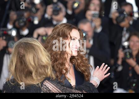 Anne Hathaway and Julia Roberts attends the 75th Cannes Film Festival 2022, Cannes May 19th, FAMA © Fausto Marci Stock Photo