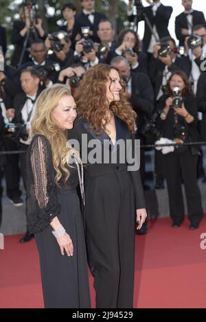 Anne Hathaway and Julia Roberts attends the 75th Cannes Film Festival 2022, Cannes May 19th, FAMA © Fausto Marci Stock Photo