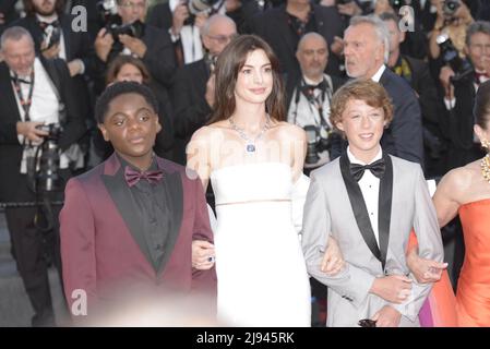 Anne Hathaway and Julia Roberts attends the 75th Cannes Film Festival 2022, Cannes May 19th, FAMA © Fausto Marci Stock Photo