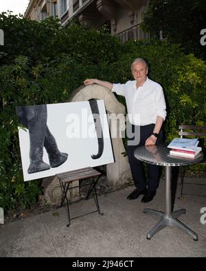 Paris, 19/05/2022 : Soirée aux pieds de la Tour Eiffel - Vente aux enchères, au profit de l'association PLUS GRANDS QUE LA VIE , LARGER THAN LIFE. Stock Photo