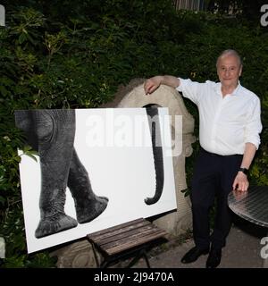 Paris, 19/05/2022 : Soirée aux pieds de la Tour Eiffel - Vente aux enchères, au profit de l'association PLUS GRANDS QUE LA VIE , LARGER THAN LIFE. Stock Photo