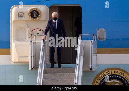 Pyeongtaek, South Korea. 20th May, 2022. US President Joe Biden, (center), greeted by officials as he disembarks from Air Force One at Osan Air Base in Pyeongtaek, South Korea, on Friday, May 20, 2022. Biden's first trip to Asia as president, which runs through Tuesday, also includes Japan. (Photo by: SeongJoon Cho/Pool/Sipa USA) Credit: Sipa USA/Alamy Live News Stock Photo