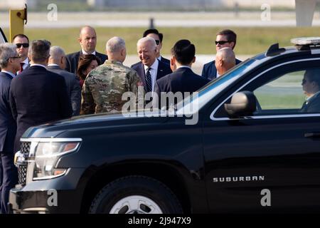 Pyeongtaek, South Korea. 20th May, 2022. US President Joe Biden, (center), greeted by officials as he disembarks from Air Force One at Osan Air Base in Pyeongtaek, South Korea, on Friday, May 20, 2022. Biden's first trip to Asia as president, which runs through Tuesday, also includes Japan. (Photo by: SeongJoon Cho/Pool/Sipa USA) Credit: Sipa USA/Alamy Live News Stock Photo