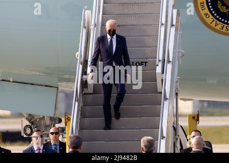 Pyeongtaek, South Korea. 20th May, 2022. US President Joe Biden, (center), greeted by officials as he disembarks from Air Force One at Osan Air Base in Pyeongtaek, South Korea, on Friday, May 20, 2022. Biden's first trip to Asia as president, which runs through Tuesday, also includes Japan. (Photo by: SeongJoon Cho/Pool/Sipa USA) Credit: Sipa USA/Alamy Live News Stock Photo