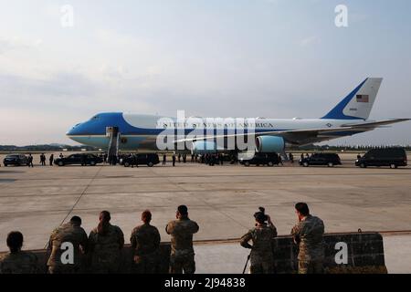 Pyeongtaek, South Korea. 20th May, 2022. US President Joe Biden, (center), greeted by officials as he disembarks from Air Force One at Osan Air Base in Pyeongtaek, South Korea, on Friday, May 20, 2022. Biden's first trip to Asia as president, which runs through Tuesday, also includes Japan. (Photo by: SeongJoon Cho/Pool/Sipa USA) Credit: Sipa USA/Alamy Live News Stock Photo