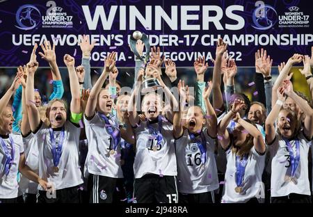 Zenica, Bosnia and Herzegovina, 15th May 2022. Sandra Walbeck of Germany holds the trophy and celebrate the victory of the European Championship 2022 with her teammates during the UEFA Women's Under-17 Championship 2022 Final match between Spain U17 and germany U17 at Grbavica Stadium in Sarajevo, Bosnia and Herzegovina. May 15, 2022. Credit: Nikola Krstic/Alamy Stock Photo