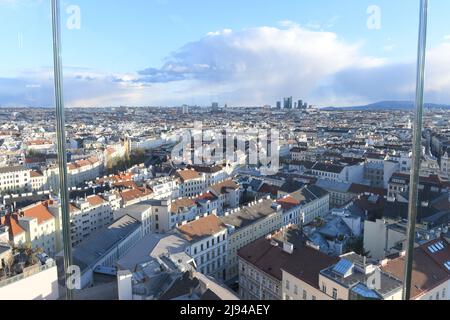 Über den Dächern von Wien, Blick auf die Stadt vom 'Haus des Meeres' - Above the rooftops of Vienna, view of the city from the 'House of the Sea' Stock Photo