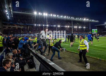 LIVERPOOL, ENGLAND - MAY 19: Everton fans run on pitch during the Premier League match between Everton and Crystal Palace at Goodison Park on May 19, 2022 in Liverpool, United Kingdom. (Photo by Sebastian Frej) Stock Photo