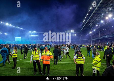 LIVERPOOL, ENGLAND - MAY 19: Everton fans run on pitch during the Premier League match between Everton and Crystal Palace at Goodison Park on May 19, 2022 in Liverpool, United Kingdom. (Photo by Sebastian Frej) Stock Photo