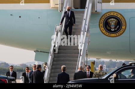 Pyeongtaek, South Korea. 20th May, 2022. U.S President Joe Biden, walks down the stairs from Air Force One on arrival at Osan Air Base, May 20, 2022 in Pyeongtaek, South Korea. Biden is on his first trip to Asia as president and will meet the new South Korean President Yoon Suk-yeol. Credit: SSgt. Kris Bonet/White House Photo/Alamy Live News Stock Photo