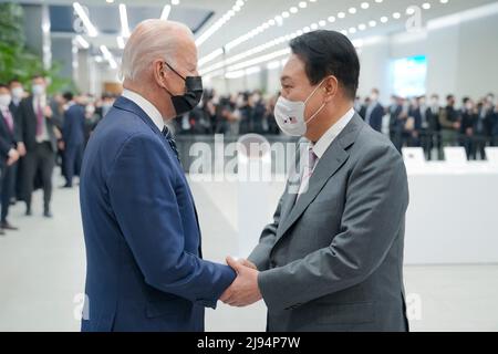 Pyeongtaek, South Korea. 20th May, 2022. U.S President Joe Biden, is welcomed by South Korean President Yoon Suk-yeol, right, during a visit to the Samsung Electronics Pyeongtaek campus, May 20, 2022 in Pyeongtaek, South Korea. Credit: Adam Schultz/White House Photo/Alamy Live News Stock Photo