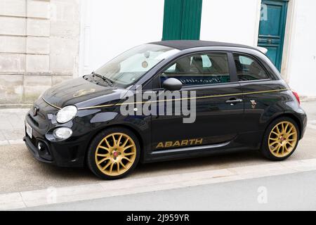 gelei Moeras Onnodig Bordeaux , Aquitaine France - 05 01 2022 : Abarth fiat car 500 racing  yellow golden black sport automobile Stock Photo - Alamy